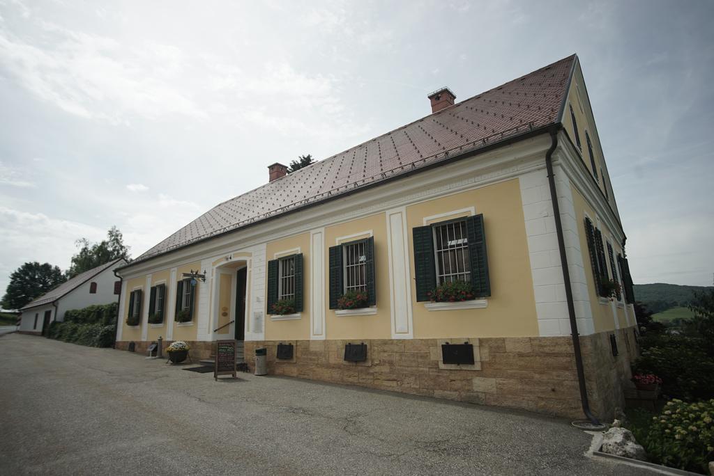 Siker B&B Hotel Pernica Exterior photo